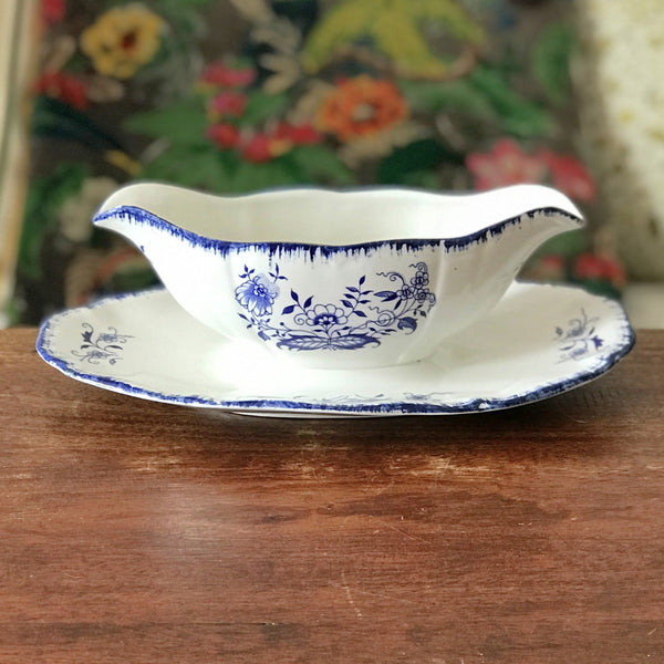 Saucière en faïence de Sarreguemines décor floral bleu Lancaster par Hello Broc brocante en ligne