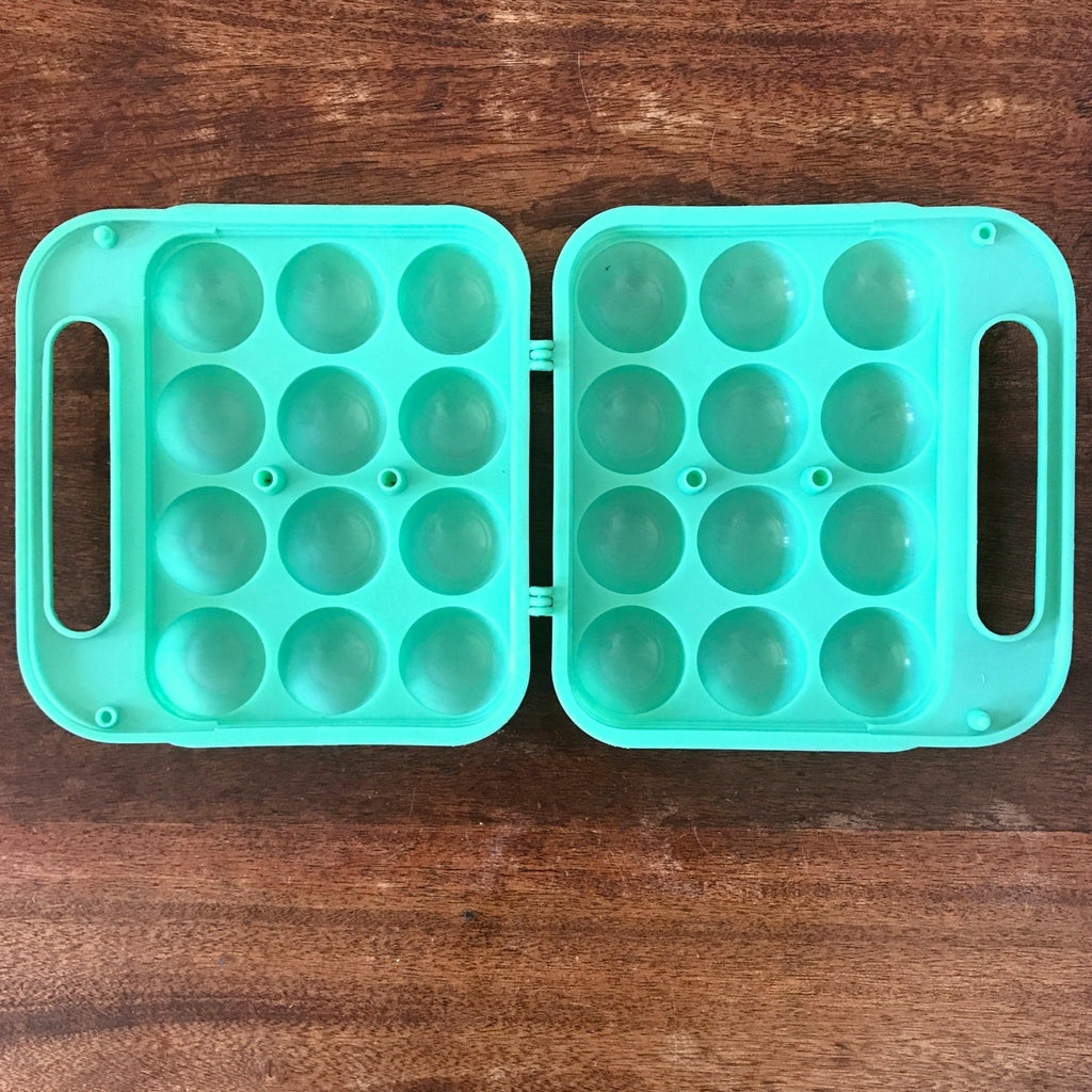Boîte à œuf années 70 / 80 en plastique moulé vert d'eau par Hello Broc brocante en ligne