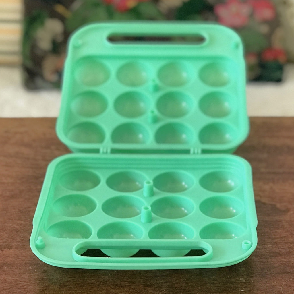 Boîte à œuf années 70 / 80 en plastique moulé vert d'eau par Hello Broc brocante en ligne