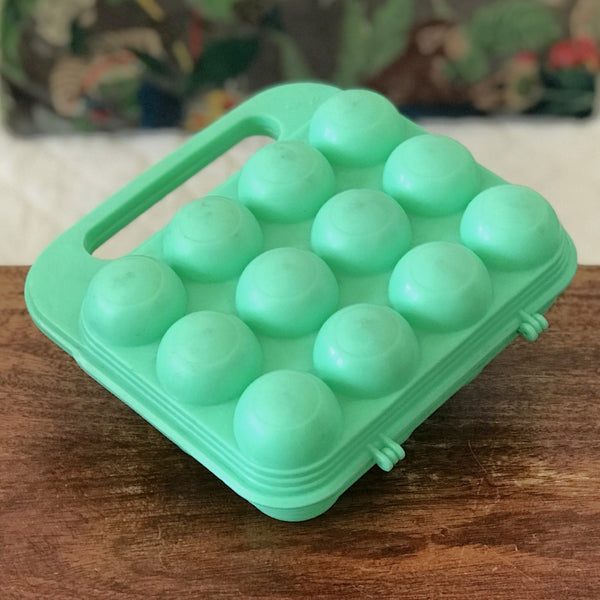 Boîte à œuf années 70 / 80 en plastique moulé vert d'eau par Hello Broc brocante en ligne