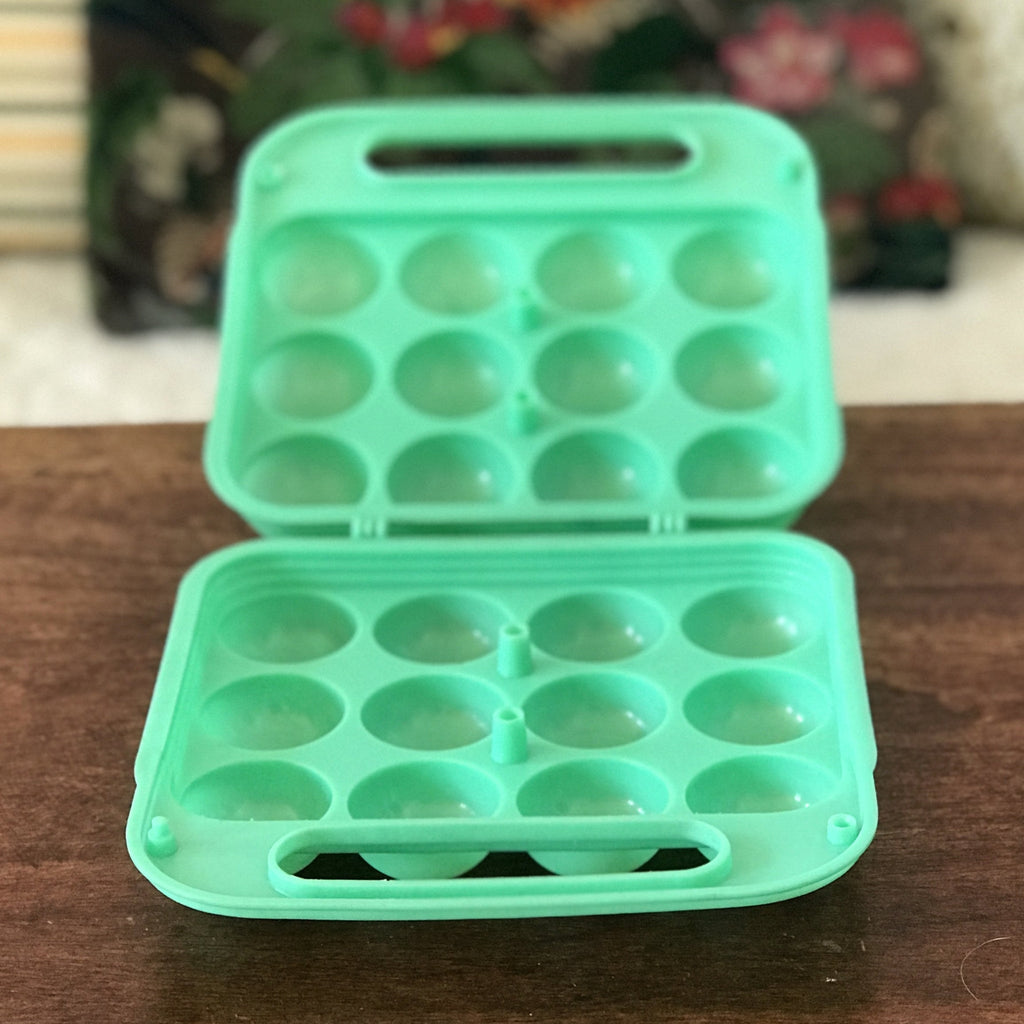 Boîte à œuf années 70 / 80 en plastique moulé vert d'eau par Hello Broc brocante en ligne