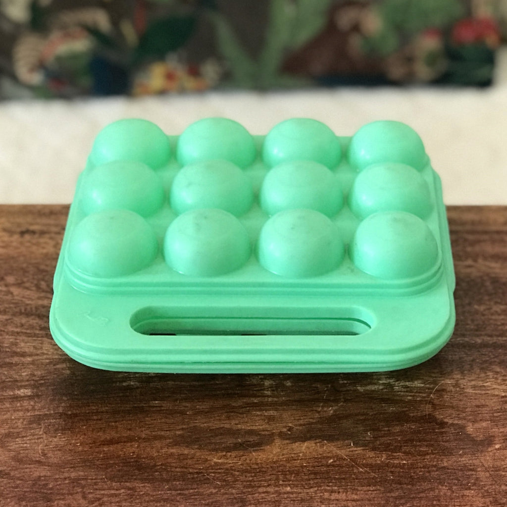 Boîte à œuf années 70 / 80 en plastique moulé vert d'eau par Hello Broc brocante en ligne