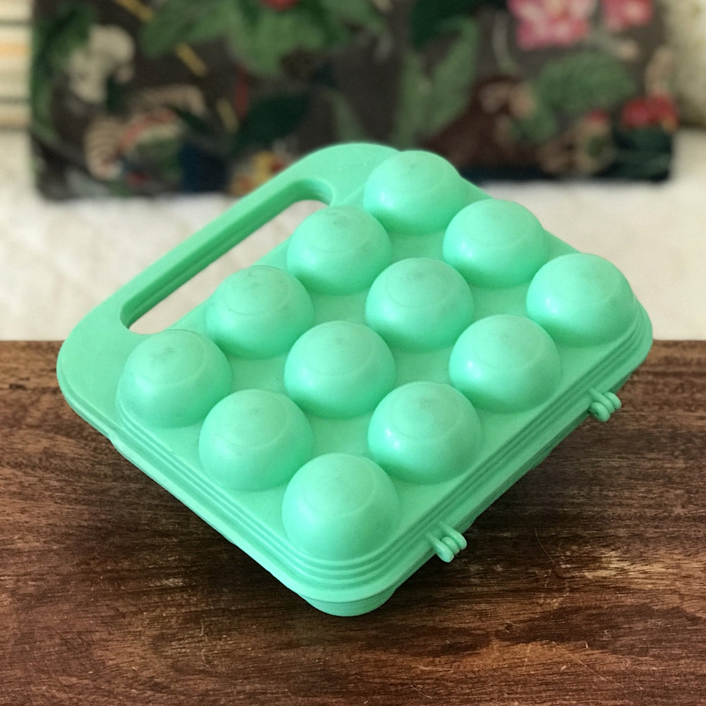 Boîte à œuf années 70 / 80 en plastique moulé vert d'eau par Hello Broc brocante en ligne