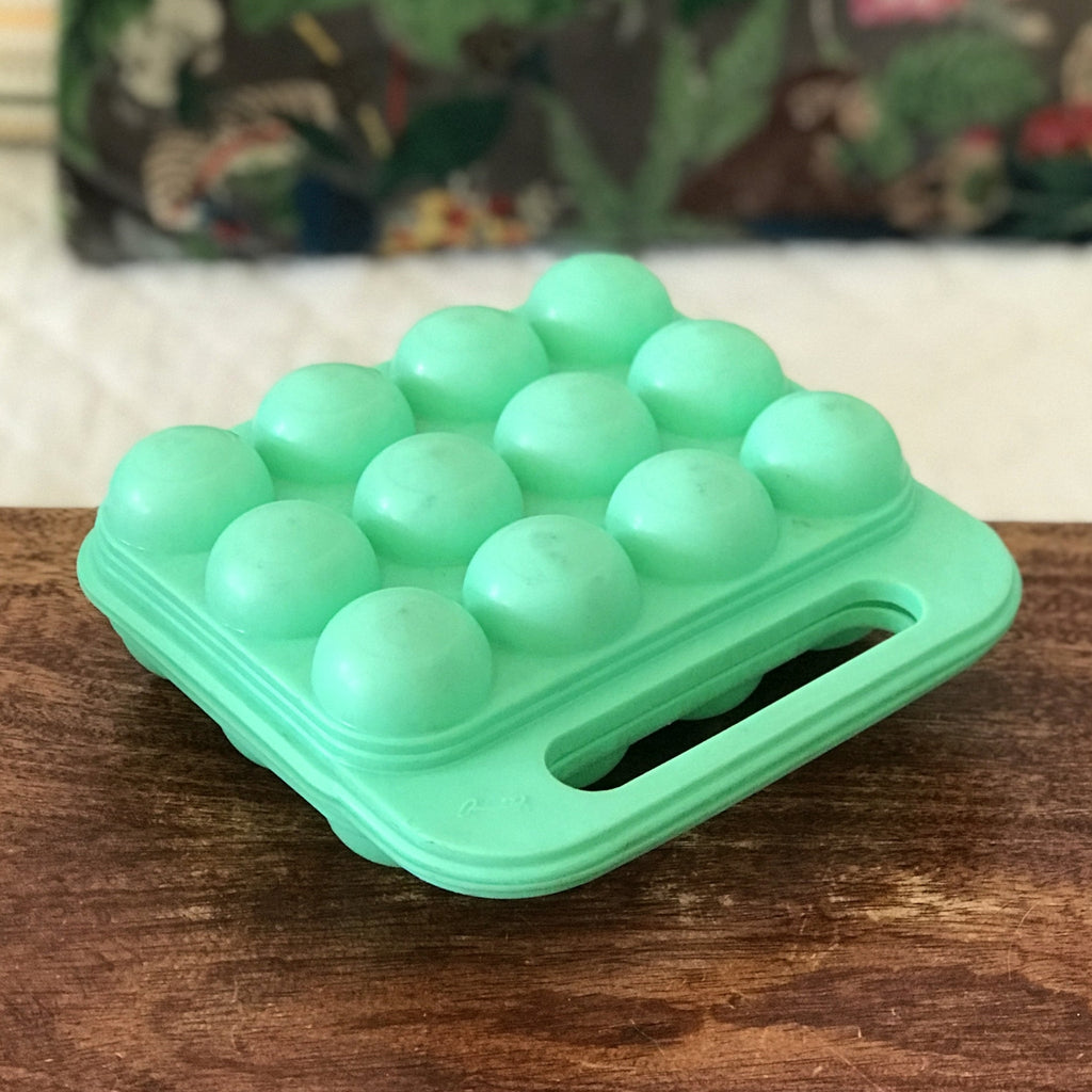 Boîte à œuf années 70 / 80 en plastique moulé vert d'eau par Hello Broc brocante en ligne