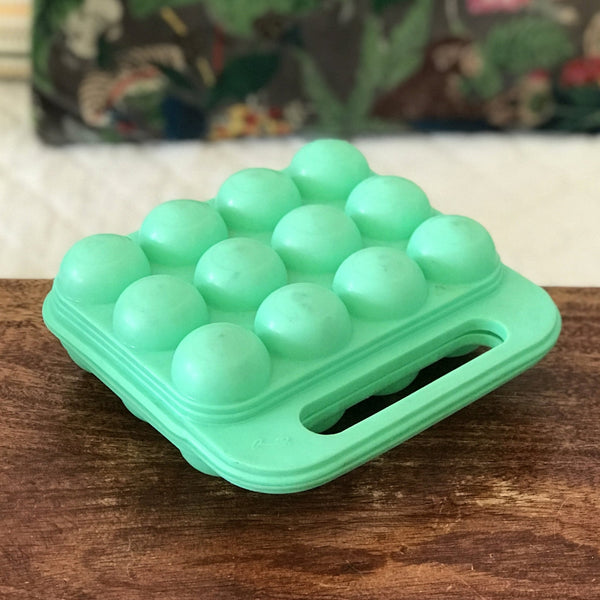 Boîte à œuf années 70 / 80 en plastique moulé vert d'eau par Hello Broc brocante en ligne