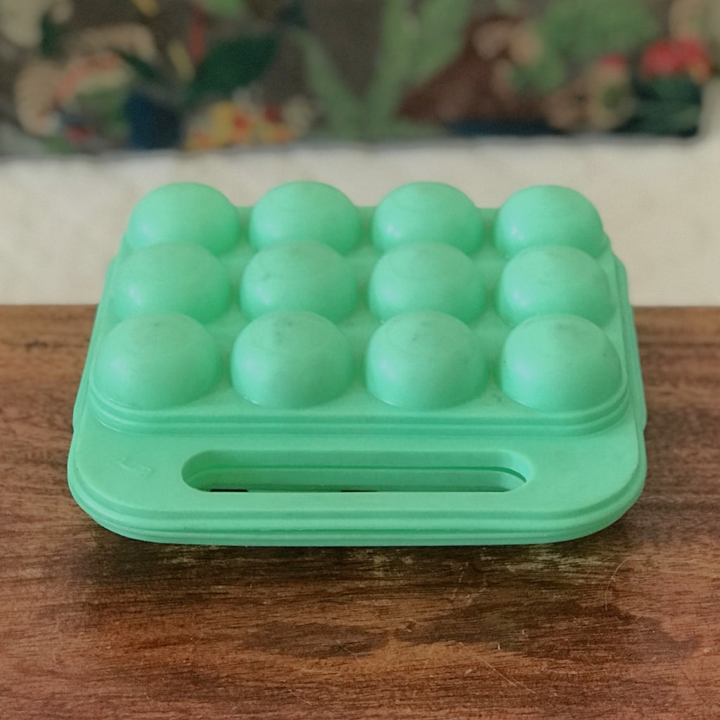 Boîte à œuf années 70 / 80 en plastique moulé vert d'eau par Hello Broc brocante en ligne