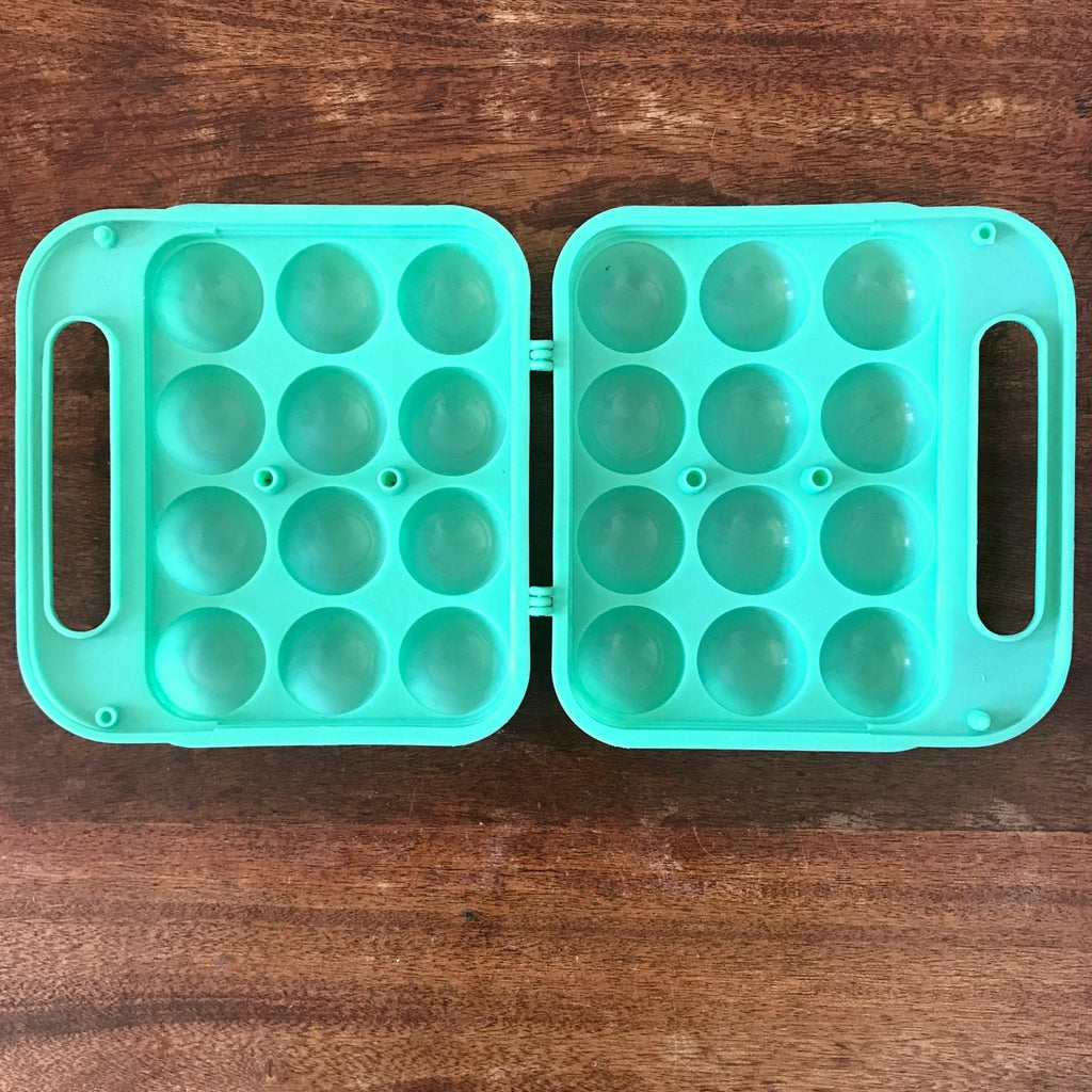 Boîte à œuf années 70 / 80 en plastique moulé vert d'eau par Hello Broc brocante en ligne