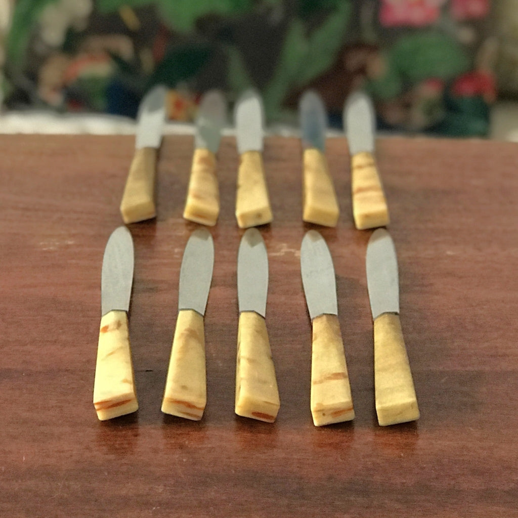 Lot de 10 couteaux à fromage ou à dessert manche bakélite imitation corne par Hello Broc brocante en ligne