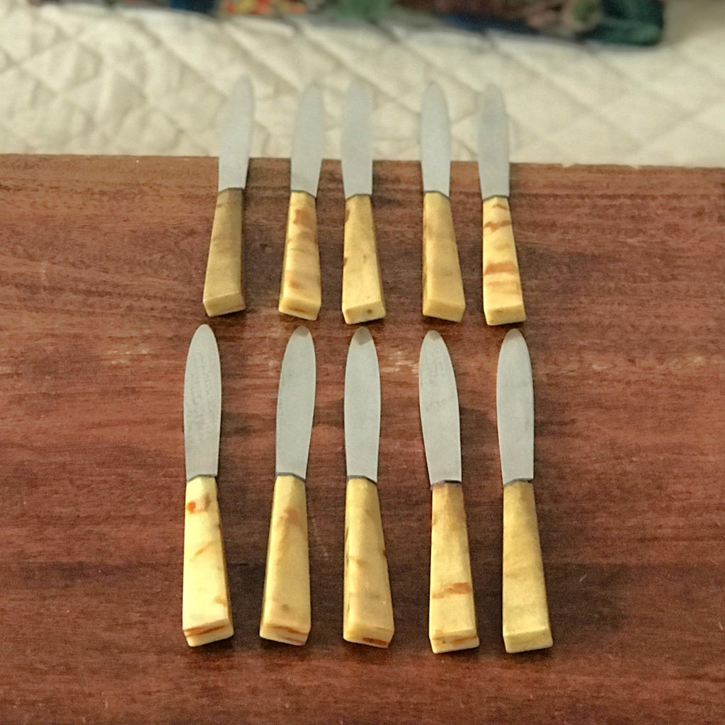 Lot de 10 couteaux à fromage ou à dessert manche bakélite imitation corne par Hello Broc brocante en ligne
