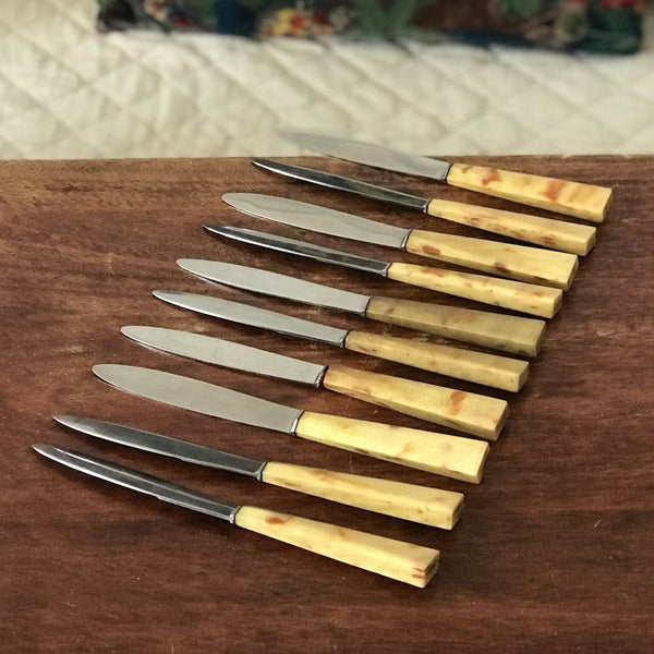 Lot de 10 couteaux à fromage ou à dessert manche bakélite imitation corne par Hello Broc brocante en ligne