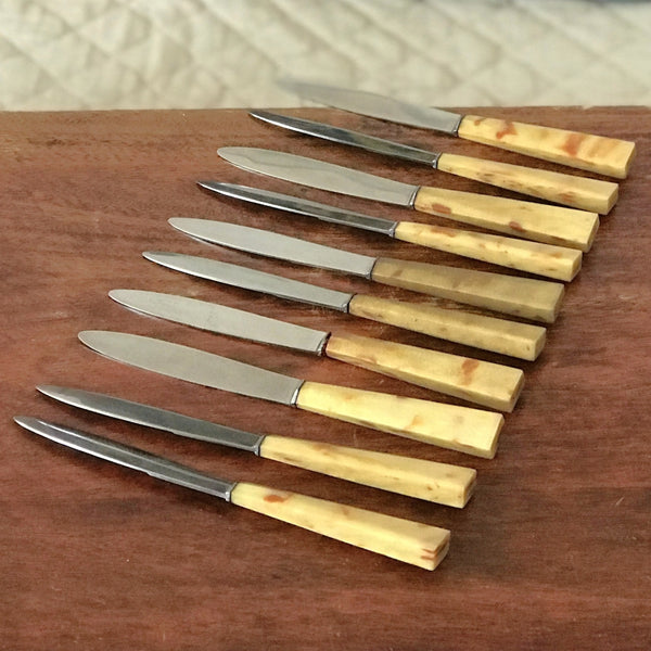 Lot de 10 couteaux à fromage ou à dessert manche bakélite imitation corne par Hello Broc brocante en ligne