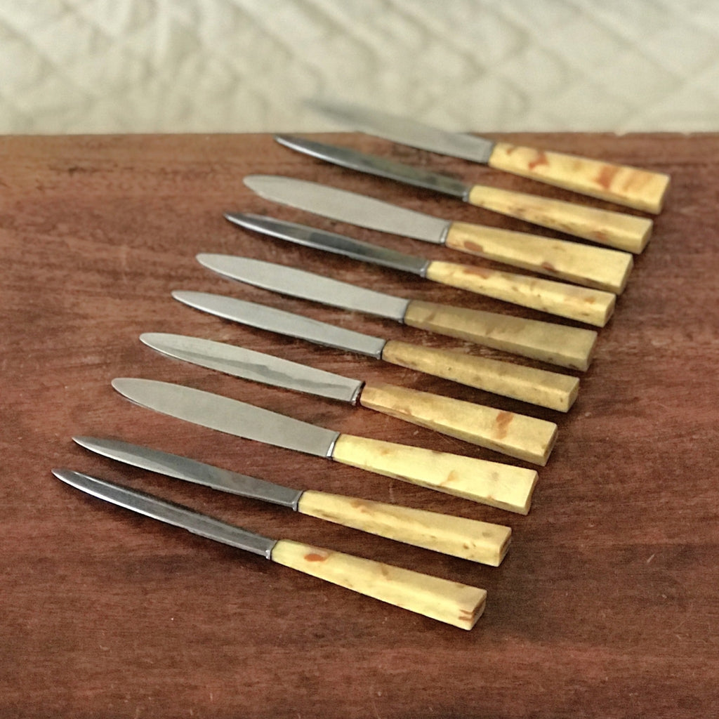 Lot de 10 couteaux à fromage ou à dessert manche bakélite imitation corne par Hello Broc brocante en ligne