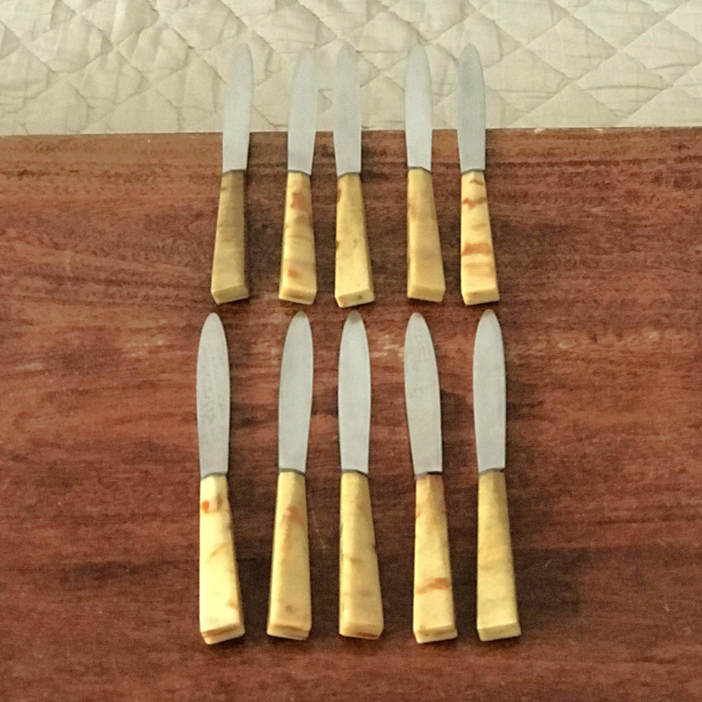 Lot de 10 couteaux à fromage ou à dessert manche bakélite imitation corne par Hello Broc brocante en ligne