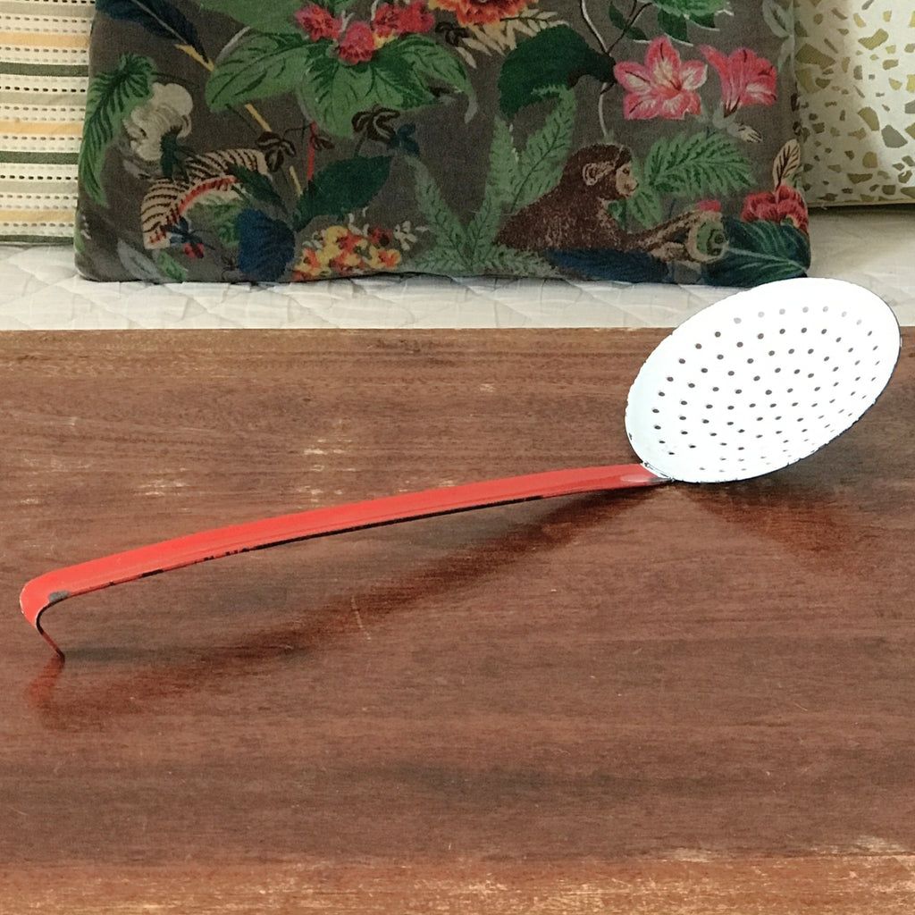 Ecumoire ancienne en métal émaillé bicolore rouge et blanc par Hello Broc brocante en ligne