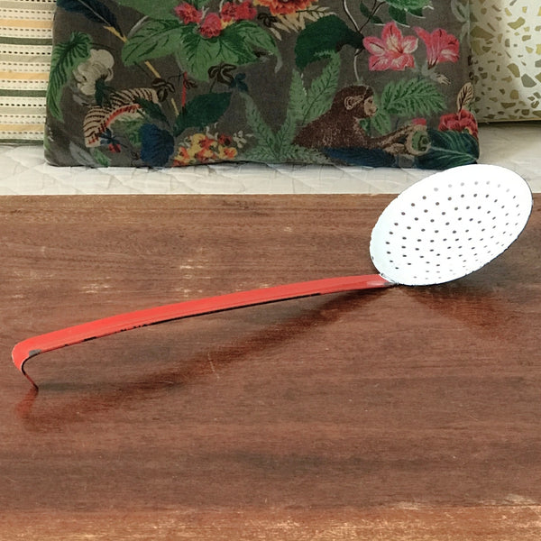 Ecumoire ancienne en métal émaillé bicolore rouge et blanc par Hello Broc brocante en ligne