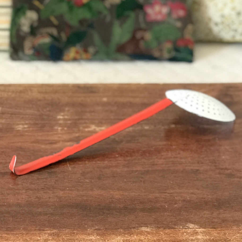 Ecumoire ancienne en métal émaillé bicolore rouge et blanc par Hello Broc brocante en ligne