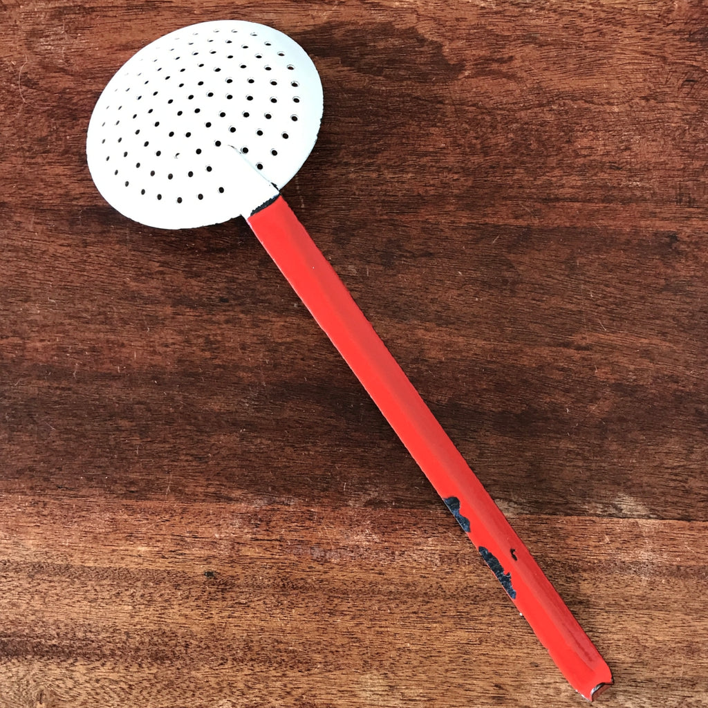 Ecumoire ancienne en métal émaillé bicolore rouge et blanc par Hello Broc brocante en ligne