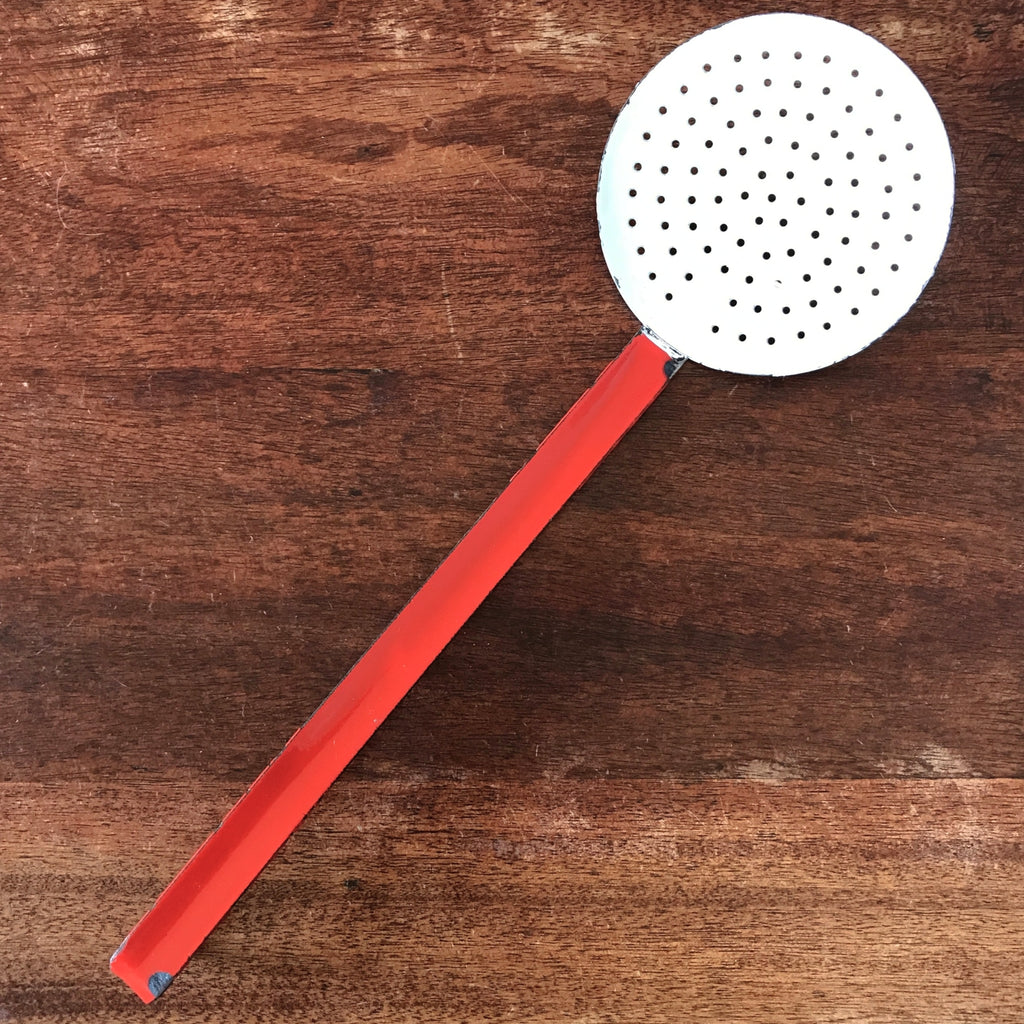 Ecumoire ancienne en métal émaillé bicolore rouge et blanc par Hello Broc brocante en ligne