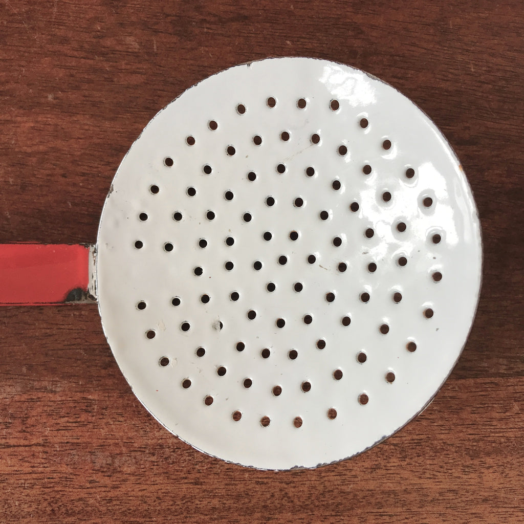 Ecumoire ancienne en métal émaillé bicolore rouge et blanc par Hello Broc brocante en ligne