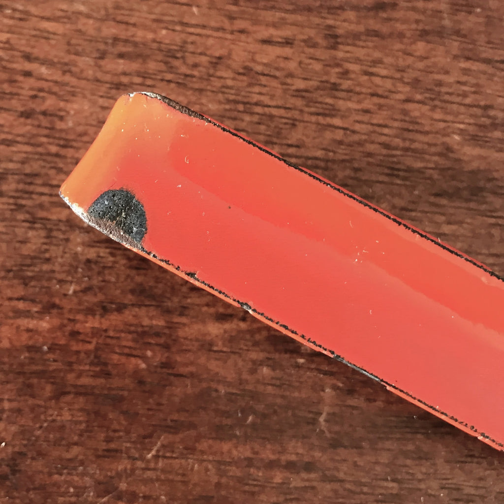 Ecumoire ancienne en métal émaillé bicolore rouge et blanc par Hello Broc brocante en ligne