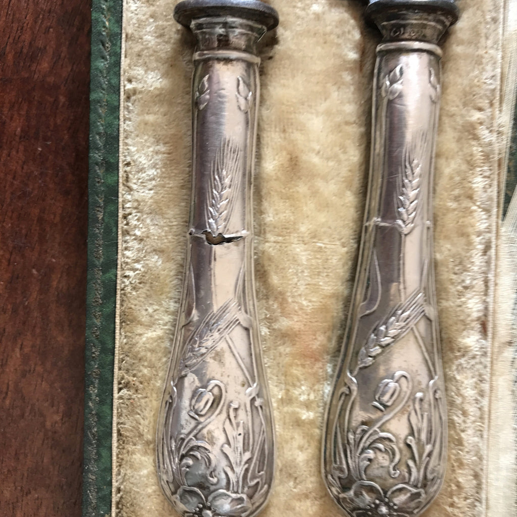 Ensemble de couverts de service en argenté fourré : couteau et fourchette fin XIXème début XXème siècle par Hello Broc brocante en ligne