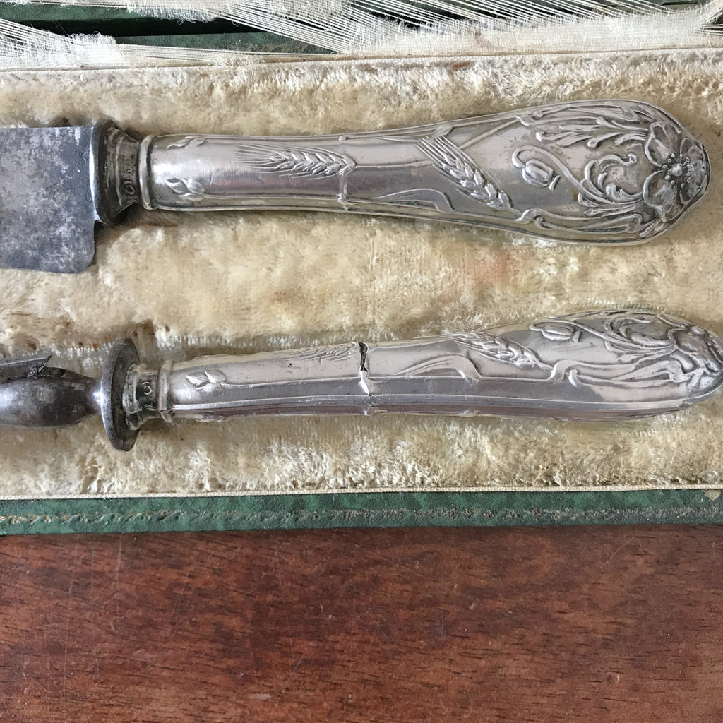 Ensemble de couverts de service en argenté fourré : couteau et fourchette fin XIXème début XXème siècle par Hello Broc brocante en ligne