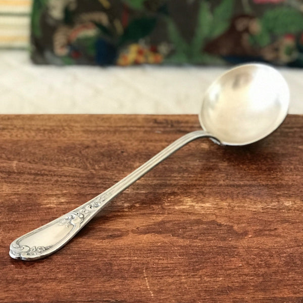 Louche de service en Métal Blanc décor rocaille de l'orfèvre Orbrille à Paris par Hello Broc brocante en ligne