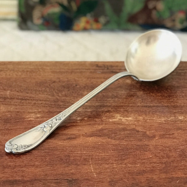 Louche de service en Métal Blanc décor rocaille de l'orfèvre Orbrille à Paris par Hello Broc brocante en ligne