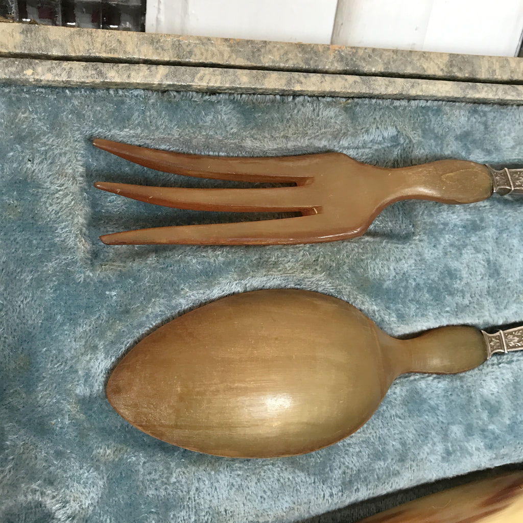 Service à gigot et à salade couverts anciens Coutellerie Delaire Art Nouveau métal et manches en corne par Hello Broc brocante en ligne