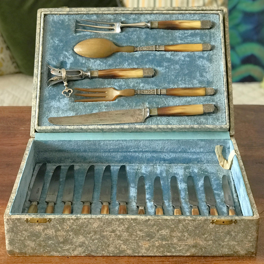 Service à gigot et à salade couverts anciens Coutellerie Delaire Art Nouveau métal et manches en corne par Hello Broc brocante en ligne