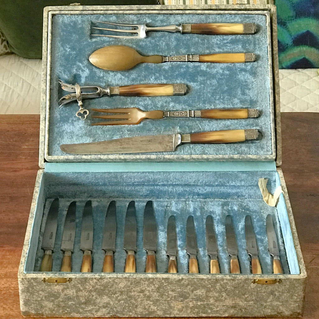Service à gigot et à salade couverts anciens Coutellerie Delaire Art Nouveau métal et manches en corne par Hello Broc brocante en ligne