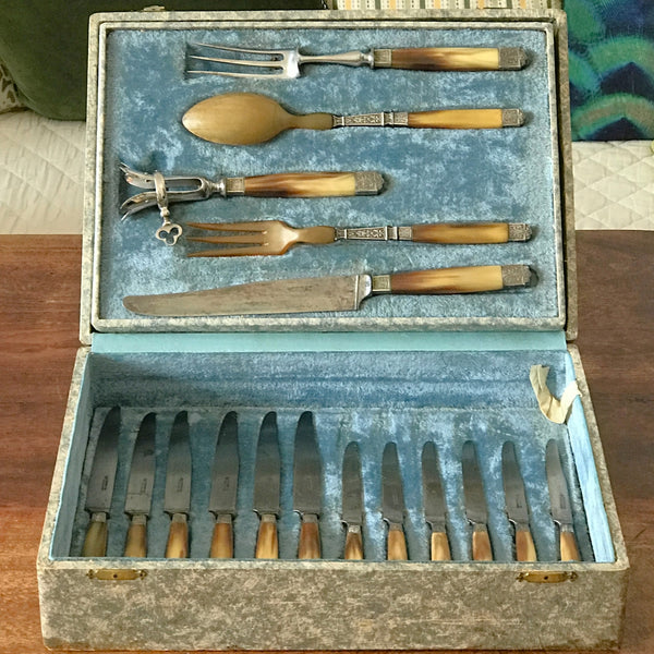 Service à gigot et à salade couverts anciens Coutellerie Delaire Art Nouveau métal et manches en corne par Hello Broc brocante en ligne