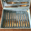 Service à gigot et à salade couverts anciens Coutellerie Delaire Art Nouveau métal et manches en corne par Hello Broc brocante en ligne