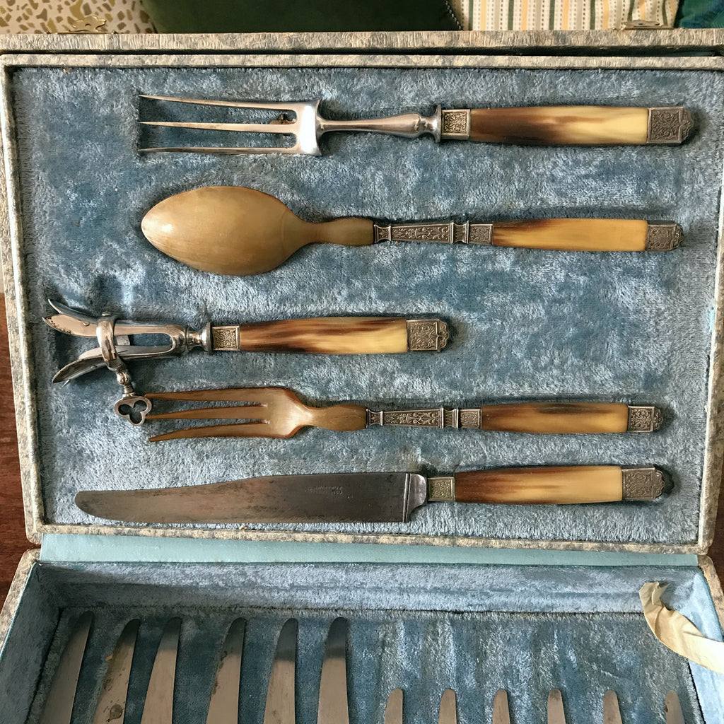 Service à gigot et à salade couverts anciens Coutellerie Delaire Art Nouveau métal et manches en corne par Hello Broc brocante en ligne