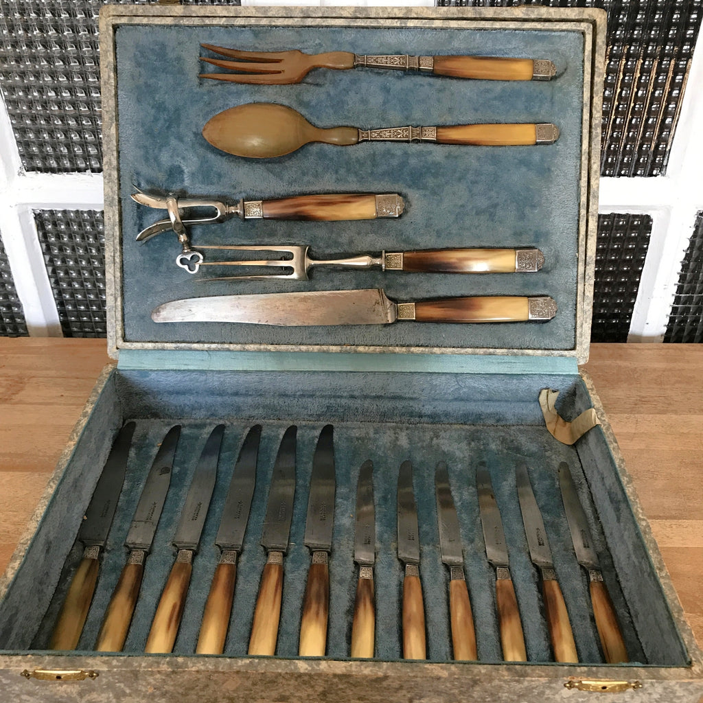 Service à gigot et à salade couverts anciens Coutellerie Delaire Art Nouveau métal et manches en corne par Hello Broc brocante en ligne