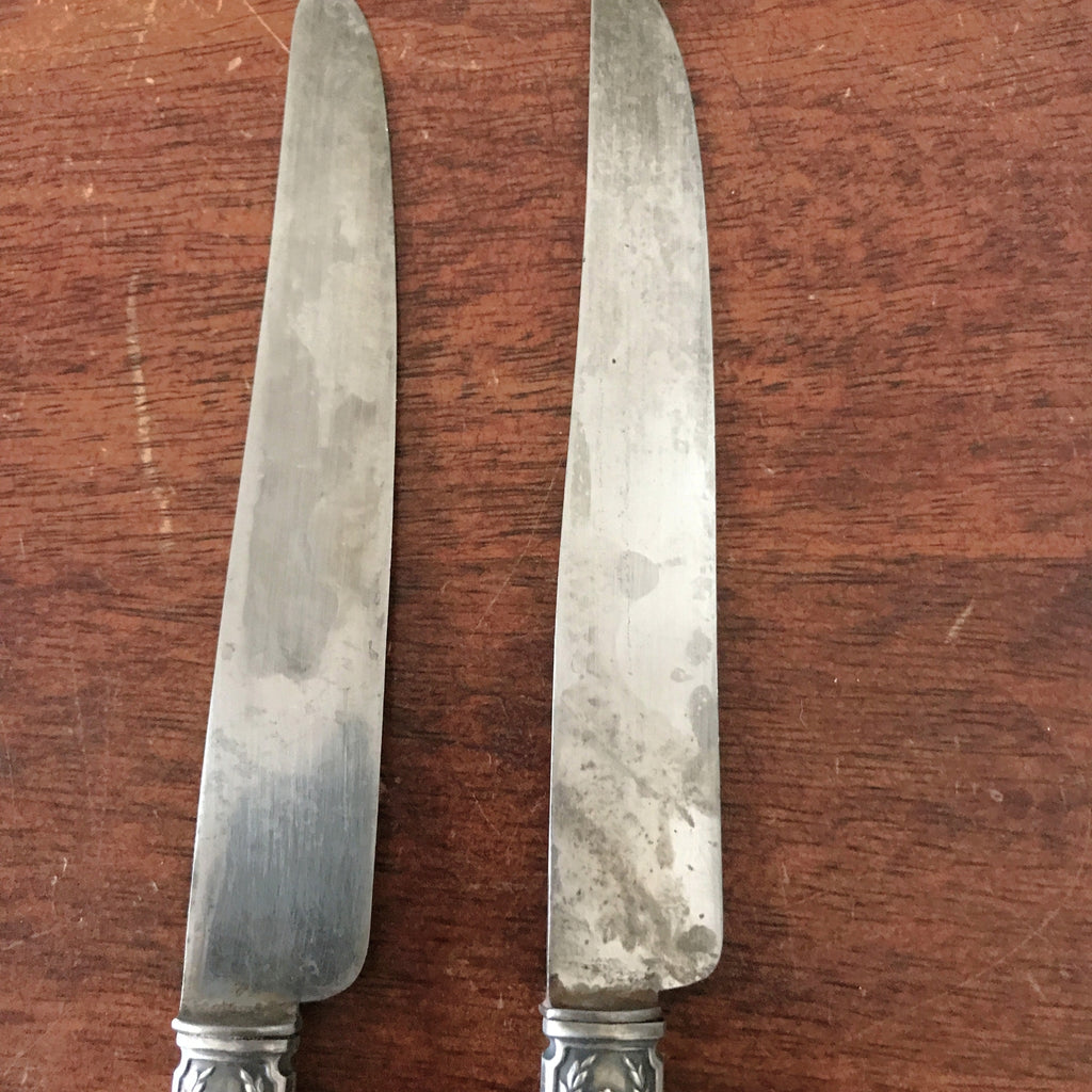 Coffret ménagère de 12 couteaux manche en corne, détails en métal argenté par Hello Broc brocante en ligne