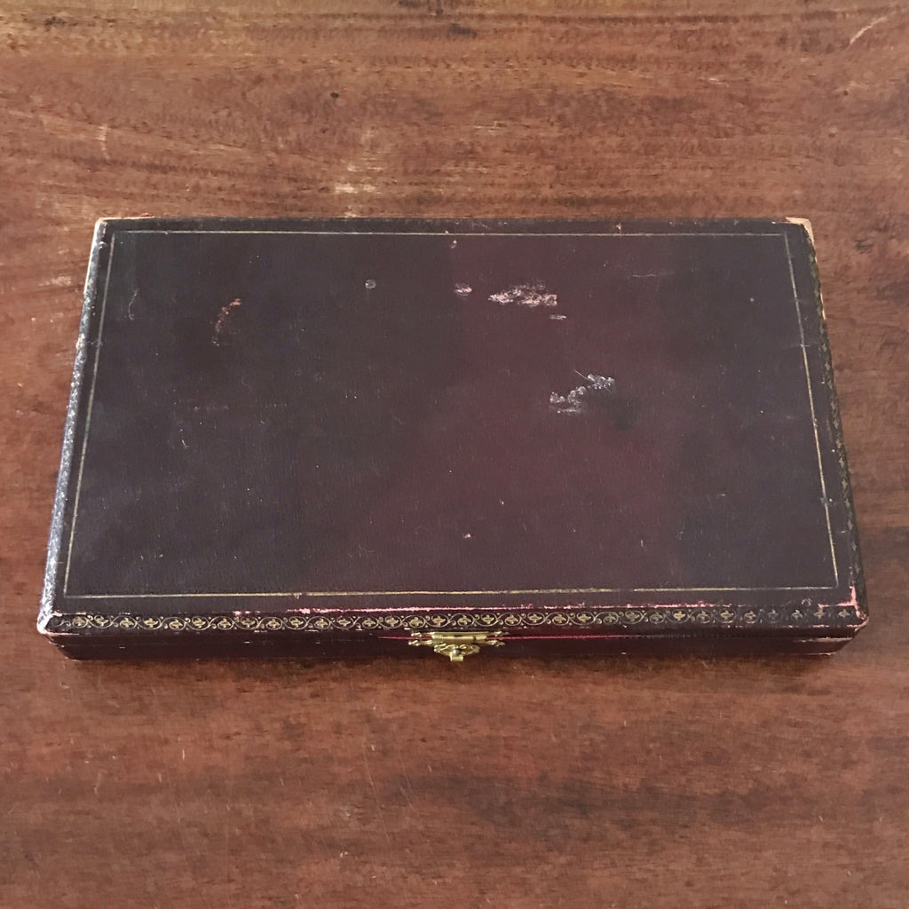 Coffret ménagère de 12 couteaux manche en corne, détails en métal argenté par Hello Broc brocante en ligne