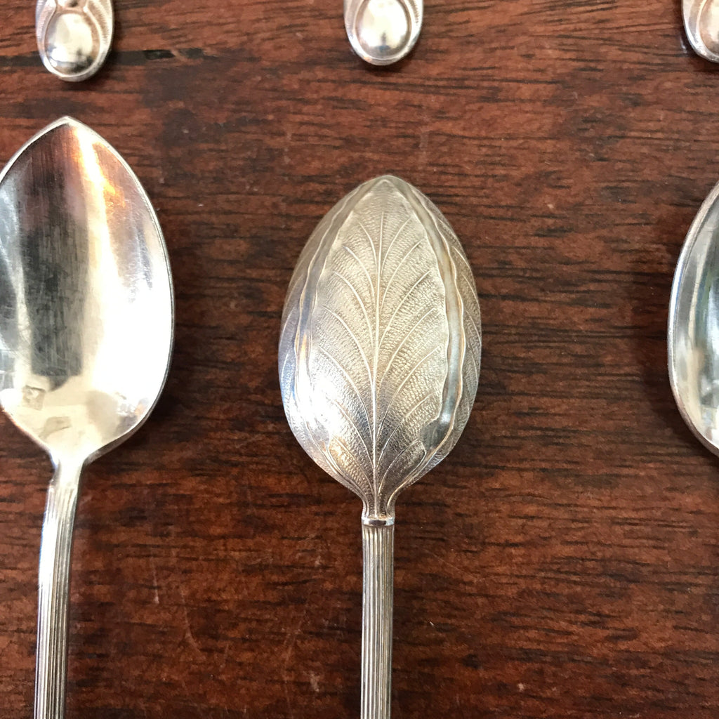 Ensemble de 6 cuillères à moka en métal argenté décor feuille de l'orfèvre Paul-François Guillaumot par Hello Broc brocante en ligne