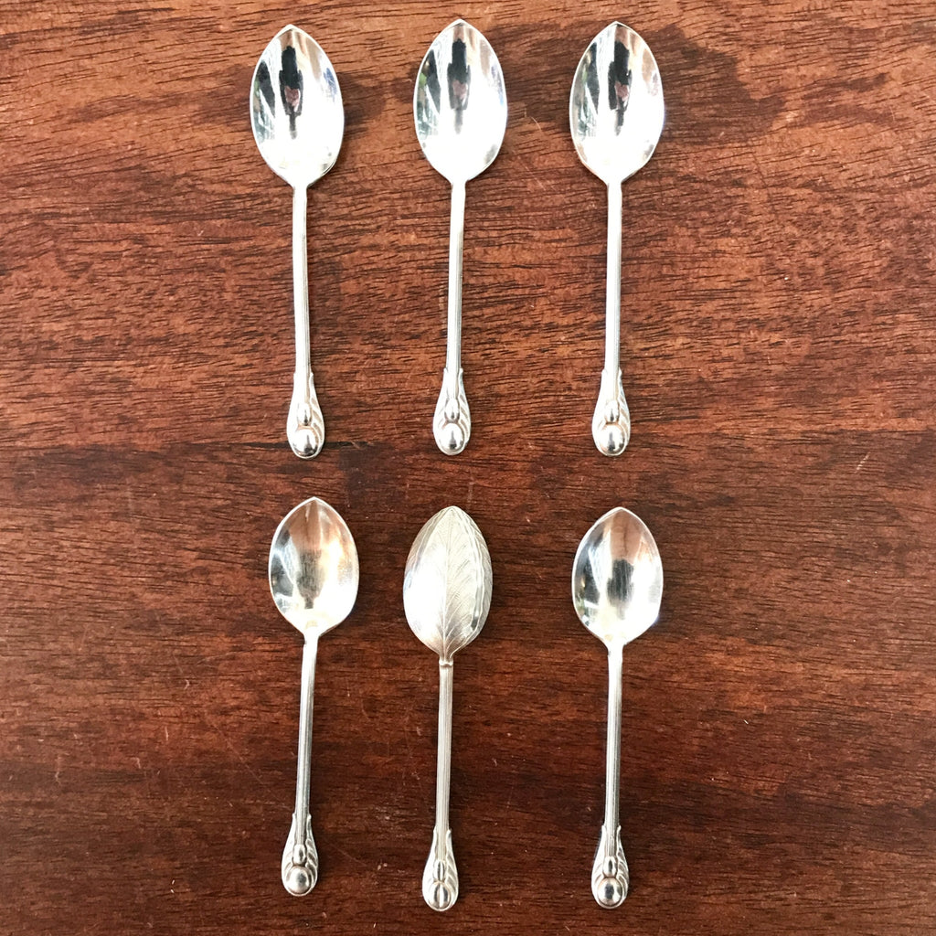 Ensemble de 6 cuillères à moka en métal argenté décor feuille de l'orfèvre Paul-François Guillaumot par Hello Broc brocante en ligne