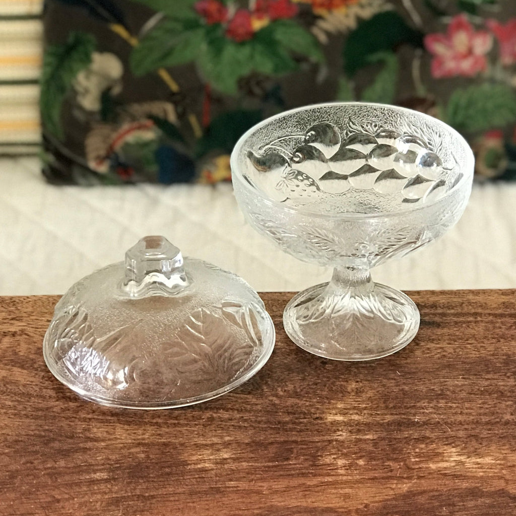 Sucrier bonbonnière sur pied en verre moulé incolore décor fruits et feuillages par Hello Broc brocante en ligne