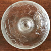 Sucrier bonbonnière sur pied en verre moulé incolore décor fruits et feuillages par Hello Broc brocante en ligne