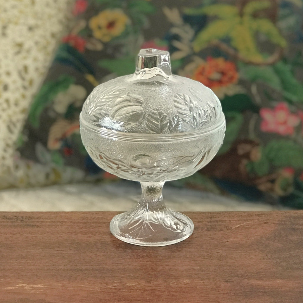 Sucrier bonbonnière sur pied en verre moulé incolore décor fruits et feuillages par Hello Broc brocante en ligne