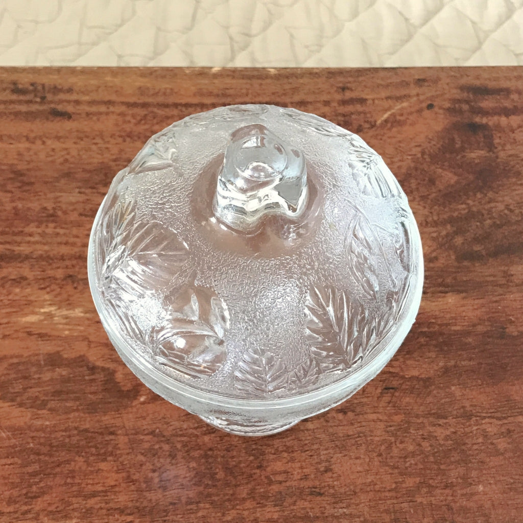 Sucrier bonbonnière sur pied en verre moulé incolore décor fruits et feuillages par Hello Broc brocante en ligne