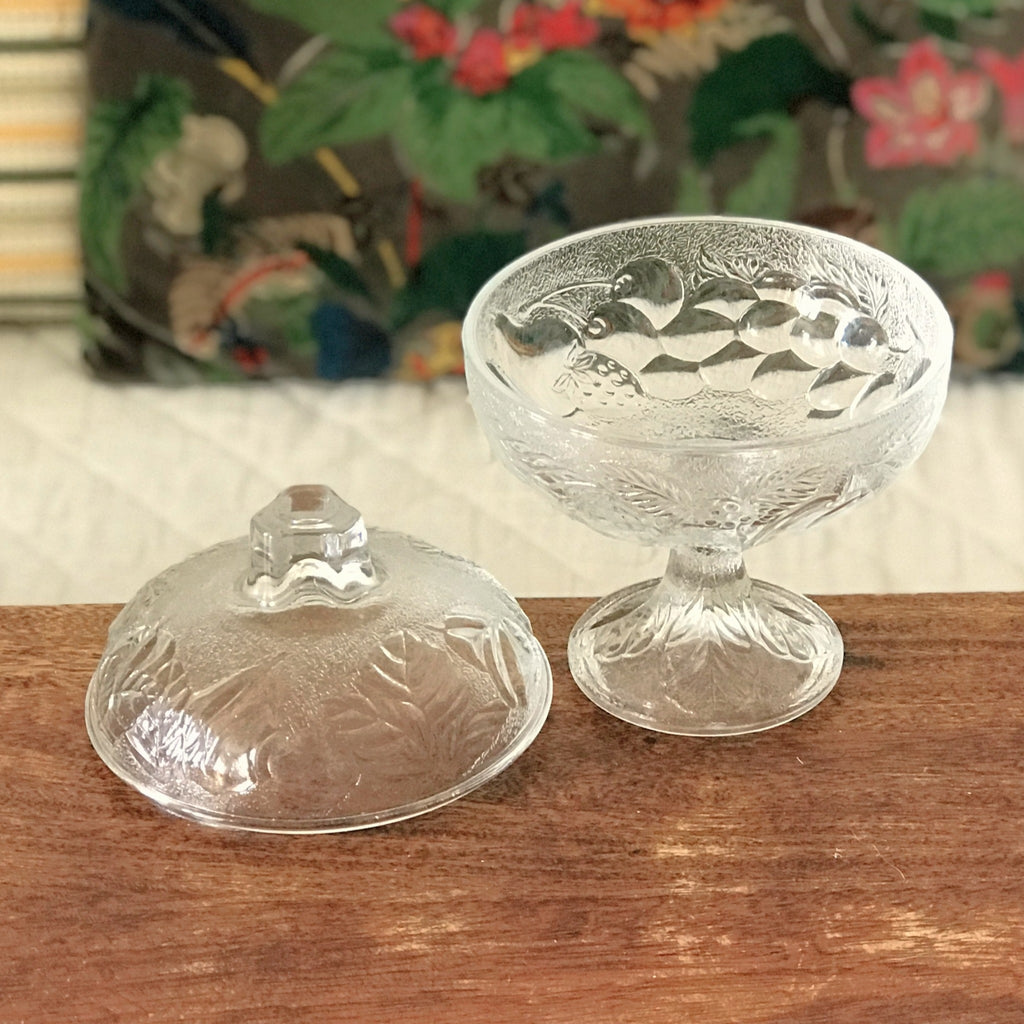 Sucrier bonbonnière sur pied en verre moulé incolore décor fruits et feuillages par Hello Broc brocante en ligne