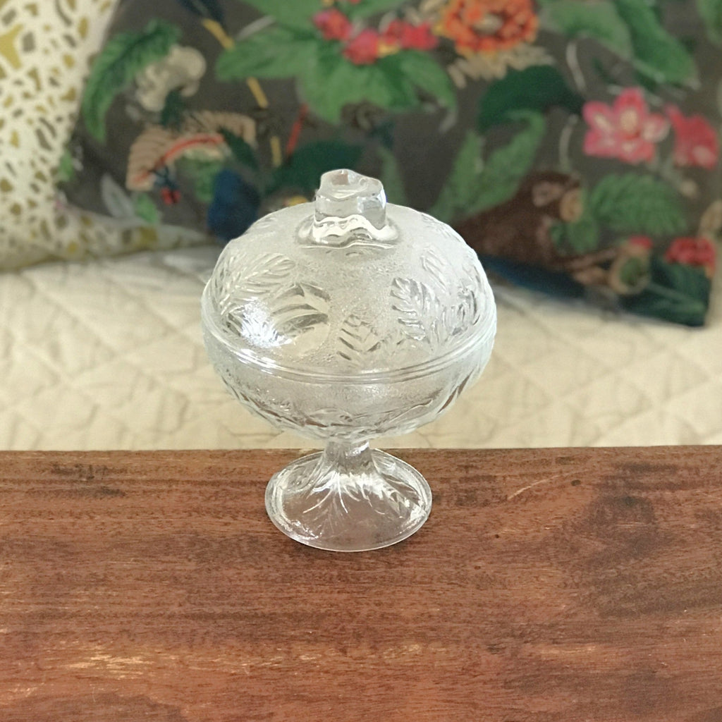 Sucrier bonbonnière sur pied en verre moulé incolore décor fruits et feuillages par Hello Broc brocante en ligne
