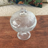 Sucrier bonbonnière sur pied en verre moulé incolore décor fruits et feuillages par Hello Broc brocante en ligne