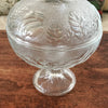 Sucrier bonbonnière sur pied en verre moulé incolore décor fruits et feuillages par Hello Broc brocante en ligne