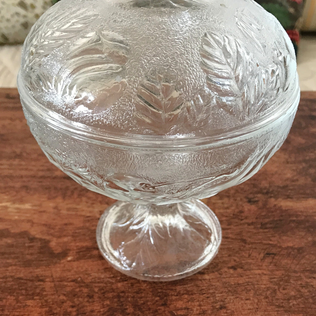 Sucrier bonbonnière sur pied en verre moulé incolore décor fruits et feuillages par Hello Broc brocante en ligne