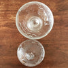 Sucrier bonbonnière sur pied en verre moulé incolore décor fruits et feuillages par Hello Broc brocante en ligne