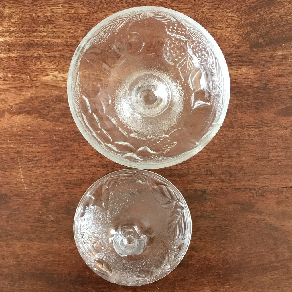Sucrier bonbonnière sur pied en verre moulé incolore décor fruits et feuillages par Hello Broc brocante en ligne